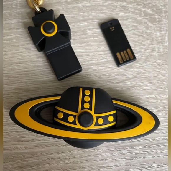 Vivienne Westwood orb pendant USB 16 GB rare VW event VIP Gift Souvenir - Picture 4 of 15